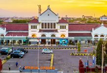 10 Taman Terindah di Cirebon: Destinasi Healing Murah, Ramah Keluarga, dan Penuh Spot Foto Estetik Jelajahi 10 taman terbaik di Cirebon yang menawarkan relaksasi, spot foto Instagramable, dan aktivitas seru tanpa harus menguras dompet. Dari taman kota yang sejuk hingga pemandangan muara, temukan surga hijau Anda di Cirebon!