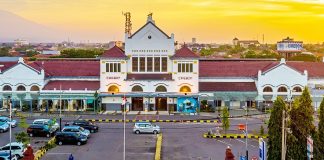10 Taman Terindah di Cirebon: Destinasi Healing Murah, Ramah Keluarga, dan Penuh Spot Foto Estetik Jelajahi 10 taman terbaik di Cirebon yang menawarkan relaksasi, spot foto Instagramable, dan aktivitas seru tanpa harus menguras dompet. Dari taman kota yang sejuk hingga pemandangan muara, temukan surga hijau Anda di Cirebon!