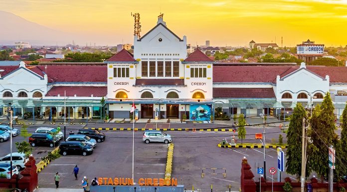 10 Taman Terindah di Cirebon: Destinasi Healing Murah, Ramah Keluarga, dan Penuh Spot Foto Estetik Jelajahi 10 taman terbaik di Cirebon yang menawarkan relaksasi, spot foto Instagramable, dan aktivitas seru tanpa harus menguras dompet. Dari taman kota yang sejuk hingga pemandangan muara, temukan surga hijau Anda di Cirebon!